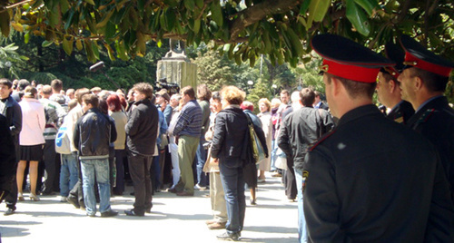 Встреча Бориса Немцова в Сочи на Цветном бульваре с избирателями в 2009 году. Фото Светланы Кравченко для "Кавказского узла"