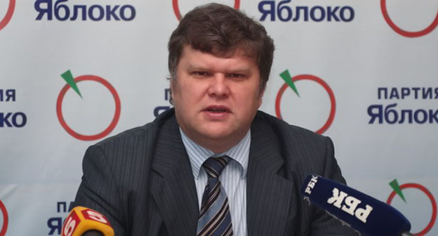 Глава партии "Яблоко" Сергей Митрохин. Фото: официальный сайт партии "Яблоко" http://www.yabloko.ru/Press/2008/080829_spb.html