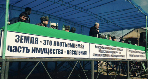 В Собрании приняли участие руководство Бабюртовского района, а так же религиозные деятели. Фото Патимат Махмудовой для "Кавказского узла"