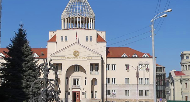 Здание Национального Собрания Нагорного Карабаха в Степанакерте. Фото Алвард Григорян для "Кавказского узла"