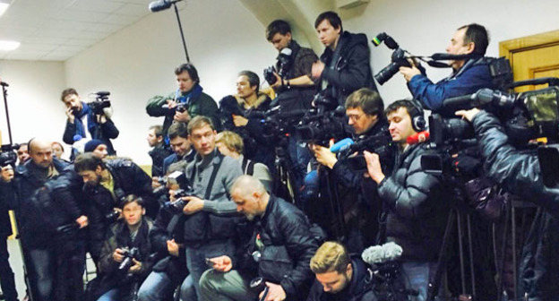 Представители прессы в коридоре Басманного суда Москвы. 8 марта 2015 г. Фото корреспондента "Кавказского узла"