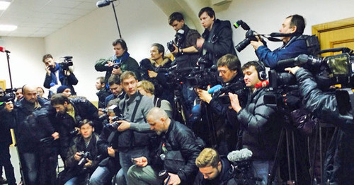 Представители прессы в коридоре Басманного суда Москвы. 8 марта 2015 г. Фото корреспондента "Кавказского узла"