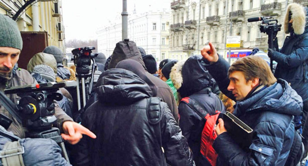 Представители СМИ возле входа в Басманный суд Москвы. 8 марта 2015 г. Фото корреспондента "Кавказского узла"