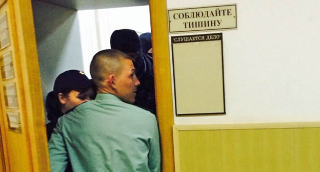 Охрана заводит Заура Дадаева в зал Басманного суда Москвы. 8 марта 2015 г. Фото корреспондента "Кавказского узла"