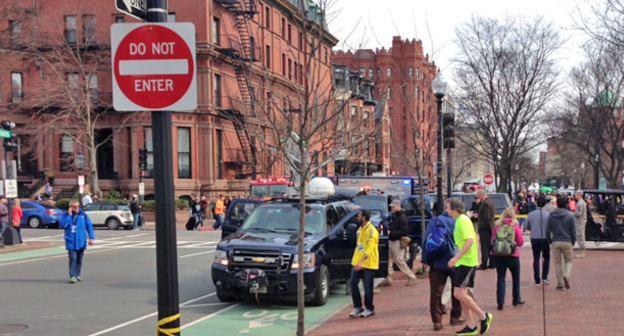 Отряд службы по борьбе с биологической угрозой неподалёку от места взрыва. Бостон, 15 апреля 2015 г. Фото: User:Ashstar01 