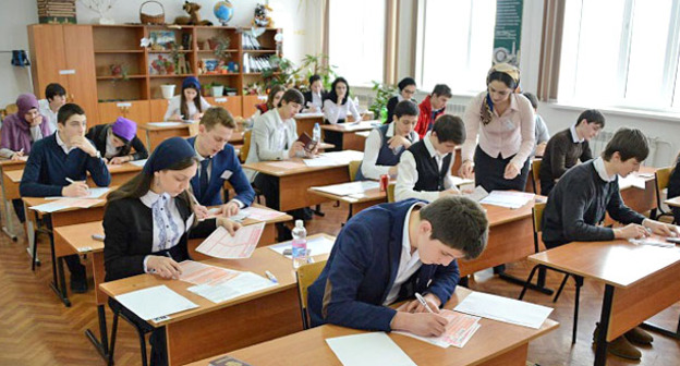 Тренировочный ЕГЭ по русскому языку в одной из школ Чечни. Фото: официальный информационный портал ЕГЭ http://ege.edu.ru/ru/main/news/index.php?id_4=19691