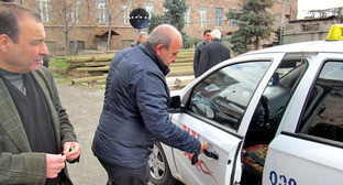 Группа таксистов провела акцию в поддержку нового закона о лицензировании частных такси. Ереван, 13 марта 2015 г. Фото Армине Мартиросян для "Кавказского узла" Группа таксистов провела акцию в поддержку нового закона о лицензировании частных такси. Ереван, 13 марта 2015 г. Фото Армине Мартиросян для "Кавказского узла"