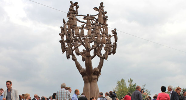 Древо скорби на мемориальном кладбище в Городе ангелов. Беслан. Фото Эммы Марзоевой для "Кавказского узла"