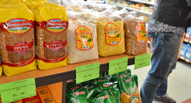 Супермаркет на улице Владикавказской - стенд с  видами продуктов, цены на которые заморожены до 12 мая. Владикавказ, 13 марта 2015 г. Фото Дмитрия Тамерланова для "Кавказского узла"