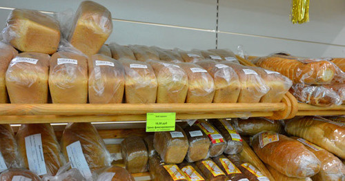 Супермаркет на улице Леонова - фиксированная цена на хлеб до 12 мая  на зеленом ценником. Владикавказ, 13 марта 2015 г. Фото Дмитрия Тамерланова для "Кавказского узла"