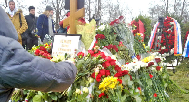 На могиле Бориса Немцова. Москва, 3 марта 2015 г. Фото Вячеслава Ферапошкина для "Кавказского узла"