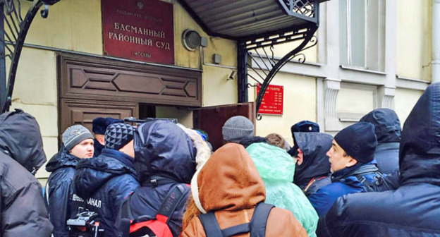 Представители СМИ перед входом в Басманный районный суд Москвы. 8 марта 2015 г. Фото корреспондента "Кавказского узла"