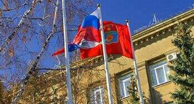 Флаг России и Волгограда у здания мэрии. Фото: http://fedpress.ru/sites/fedpress/files/irina_medvedeva/news/1_453.jpg