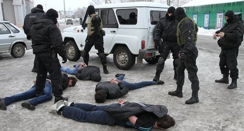 Задержание преступников. Фото: http://bloknot-rostov.ru/news/vooruzhennaya-banda-polgoda-orudovala-na-territori-586491