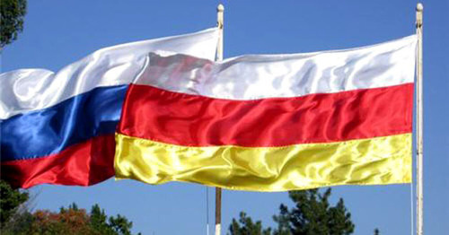 Флаги России и Южной Осетии. Фото http://osinform.ru/