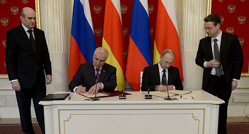 Владимир Путин (справа) и Леонид Тибилов (слева) на подписании договора между Российской Федерацией и Республикой Южная Осетия о союзничестве и интеграции.