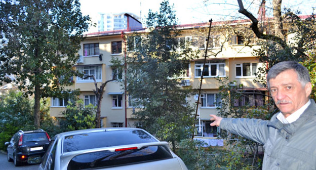 Пенсионер Павел Зайцев подал жалобу на решение суда, по которому он обязан заплатить 500 тысяч рублей за незаконную рубку деревьев. Сочи, 18 марта 2015 г. Фото Светланы Кравченко для "Кавказского узла"