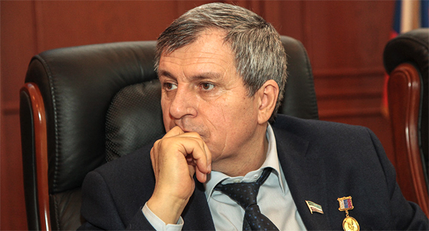 Председатель парламента Чечни Дукуваха Баштаевич Абдурахманов. Фото: Пресс-служба Парламента ЧР, http://www.parlamentchr.ru/press-centre/fotoreportazhi/1711-2014-167
