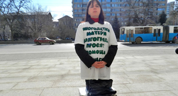 Участница веерной голодовки многодетных родителей мать четверых детей Ольга Ещенко проводит акцию протеста на коленях на ступенях администрации Волгоградской области. Волгоград, 20 марта 2015 г. Фото Татьяны Филимоновой для "Кавказского узла"