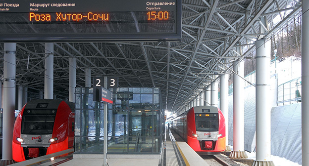 Железнодорожный вокзал Роза Хутор (конечная станция). Фото: Leonrid, https://ru.wikipedia.org/wiki/%D0%A0%D0%BE%D0%B7%D0%B0_%D0%A5%D1%83%D1%82%D0%BE%D1%80#/media/File:%D0%A1%D1%82%D0%B0%D0%BD%D1%86%D0%B8%D1%8F_%D0%A0%D0%BE%D0%B7%D0%B0_%D0%A5%D1%83%D1%82%D0%BE%D1%80.jpeg