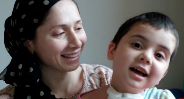 Девочка с мамой Мадиной. Фото Татьяны Гантимуровой для "Кавказкого узла"