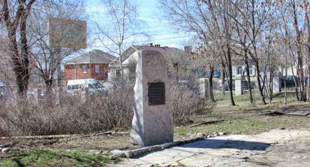 Закладной камень на месте массового расстрела евреев фашистами осквернен в Волгограде. 21 марта 2015 г. Фото Вячеслава Ященко для "Кавказского узла"