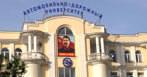 Портрет  Сталина на здании Дагестанского авто-дорожного университета в Махачкале. Фото Ахмеда Альдебирова для "Кавказского узла"