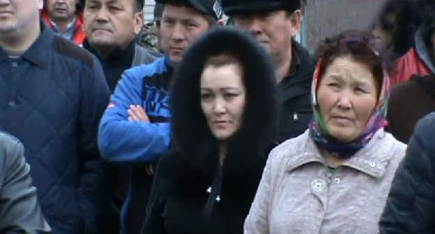 В селе Терекли-Мектеб Ногайского района Дагестана 20 марта прошел сход местных жителей. Кадр из видео "Кавказского узла"