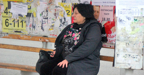 Женщина на остановке. Владикавказ. Фото Ахмеда Альдебирова для "Кавказского узла"