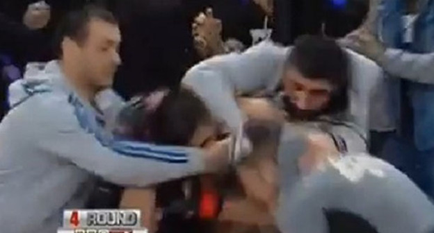 Бойцовский турнир в Ростове-на-Дону закончился массовой дракой между болельщиками. 29 марта 2015 г. Кадр из видео пользователя Такой Сякой http://www.youtube.com/