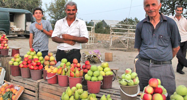 Торговля фруктами. Фото Ахмеда Альдебирова для "Кавказского узла"