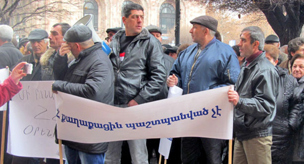 Акция бывших сотрудников завода "Наирит". Надпись на транспаранте «Гражданин Армении не защищен!». Ереван, 5 марта 2015 г. Фото Тиграна Петросяна для "Кавказского узла"