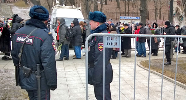 Сотрудники правоохранительных органов возле очереди на панихиду по Борису Немцову. Москва, 3 марта 2015 г. Фото Вячеслава Ферапошкина для "Кавказского узла"