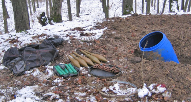 Силовики нашли близ Нальчика тайник с оружием и боеприсами. 1 апреля 2015 г. Фото МВД по КБР https://07.mvd.ru/news/item/3271812/