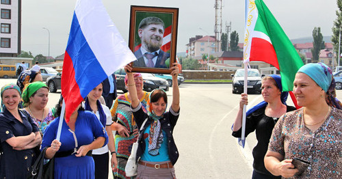 Жители Чечни с портретом Рамзана Кадырова. Фото Ахмеда Альдебирова для "Кавказского узла"