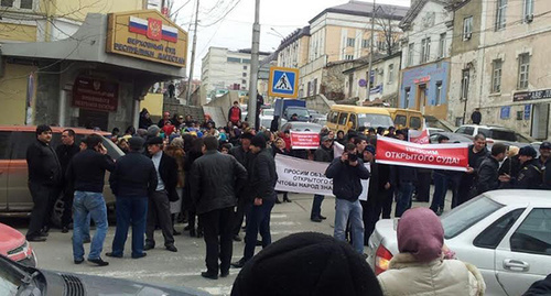 Пикет возле здания Верховного суда Дагестана, где начался процесс по делу Магомедгусена Насрутдинова, Махачкала 1 апреля 2015 год. Фото Марата Насрутдинова