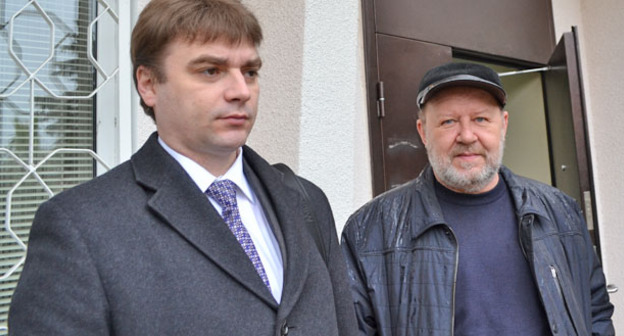 Адвокат потерпевших Александр Попков (слева) с председателем антикоррупционной коалиции Сочи Юрием Марьяном. Сочи, 1 апреля 2015 г. Фото Светланы Кравченко для "Кавказского узла"