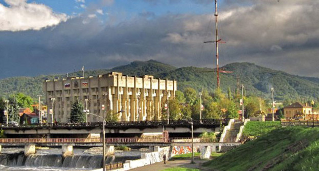 Здание администрации местного самоуправления Владикавказа на правом берегу Терека. Фото: Иосиф Короткий (Iosif Korotkij) https://ru.wikipedia.org/