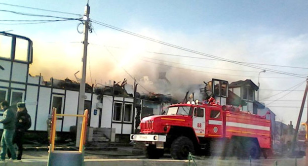 На месте пожара в Советском районе Волгограда. 2 апреля 2015 г. Фото: жесть Волгограда http://bloknot-volgograd.ru/news/v-sovetskom-rayone-volgograda-gorit-dvukhetazhnyy--589674
