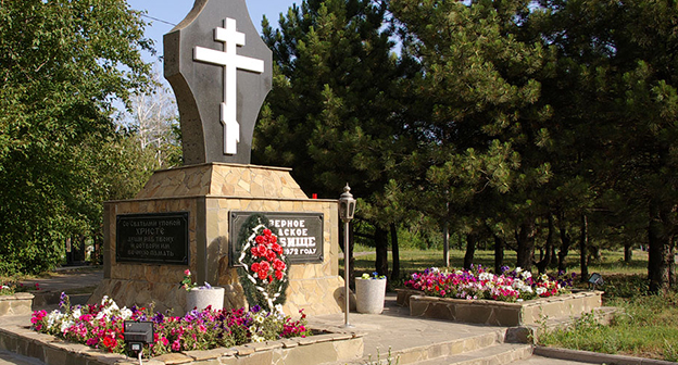 Памятный знак около въезда в Северное кладбище. Фото: https://ru.wikipedia.org/wiki/%D1%E5%E2%E5%F0%ED%EE%E5_%EA%EB%E0%E4%E1%E8%F9%E5_%28%D0%EE%F1%F2%EE%E2-%ED%E0-%C4%EE%ED%F3%29#/media/File:North_cemetery_Sign.jpg