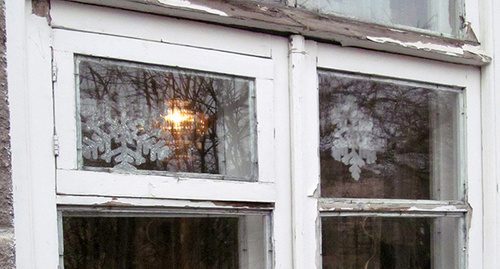 Свет в окне дома Аветисянов через день после трагедии. Фото Тиграна Петросяна для "Кавказского узла"