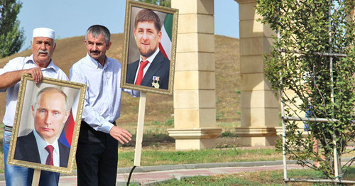 Жители Чечни с портретами Путина и Кадырова на митинге в Грозном. Фото Ахмеда Альдебирова для "Кавказского узла"