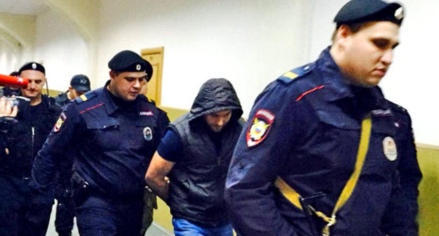 Сотрудники правоохранительных органов ведут по коридору Басманного районного суда одного из фигурантов дела об убийстве Бориса Немцова. Москва, 6 апреля 2015 г. Фото корреспондента "Кавказского узла"