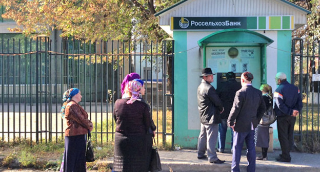 Очередь в банкомат "Россельхозбанка". Фото Ахмеда Альдебирова для "Кавказского узла" 