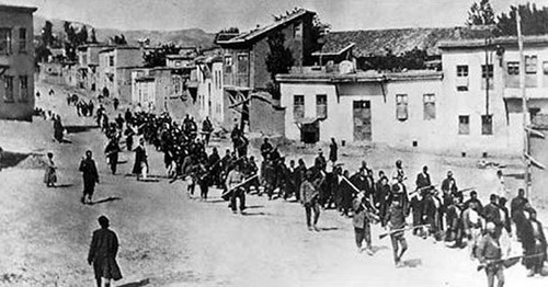 Колонна армян движетсяпод вооружённой охраной. Апрель 1915 года. Фото https://ru.wikipedia.org/