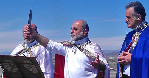 Около 200 представителей языческой общины Армении 5 апреля в археологическом комплексе Мецамор отметили праздник Затик. Фото Тиграна Петросяна для "Кавказского узла"