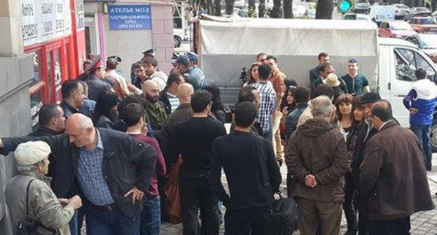 Сторонники движения "Учредительный парламент" возле здания Учредительного парламента. Ереван, 7 апреля 2015 г. Фото: Founding Parliament https://vk.com/pre.parliament