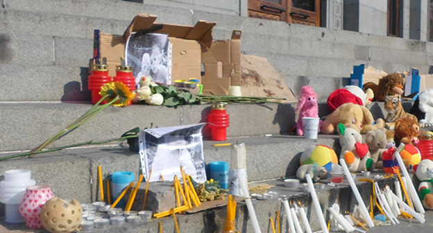 Свечи, игрушки и цветы, в память о 6-месячном Серёже Аветисяне, 20 января 2015 год. Фото: https://ru.wikipedia.org/wiki/%D0%9C%D0%B0%D1%81%D1%81%D0%BE%D0%B2%D0%BE%D0%B5_%D1%83%D0%B1%D0%B8%D0%B9%D1%81%D1%82%D0%B2%D0%BE_%D0%B2_%D0%93%D1%8E%D0%BC%D1%80%D0%B8