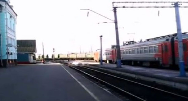 Поезд "Волгоград-Москва" через некоторое время продолжил движение. Липецкая область, 9 апреля 2015 г. Фото ГУ МВД по Липецкой области.