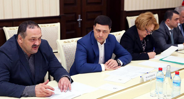 Сергей Меликов (слева) на заседании рабочей группы по подготовке к празднованию 2000-летия Дербента. Фото предоставлено аппаратом полпредства